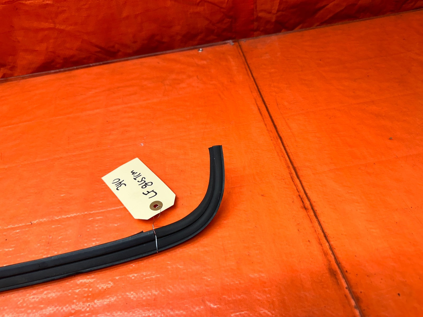 94-01 ACURA INTEGRA 4D SEDAN LEFT DRIVER WINDSHIELD WEATHERSTRIP SEAL #3405