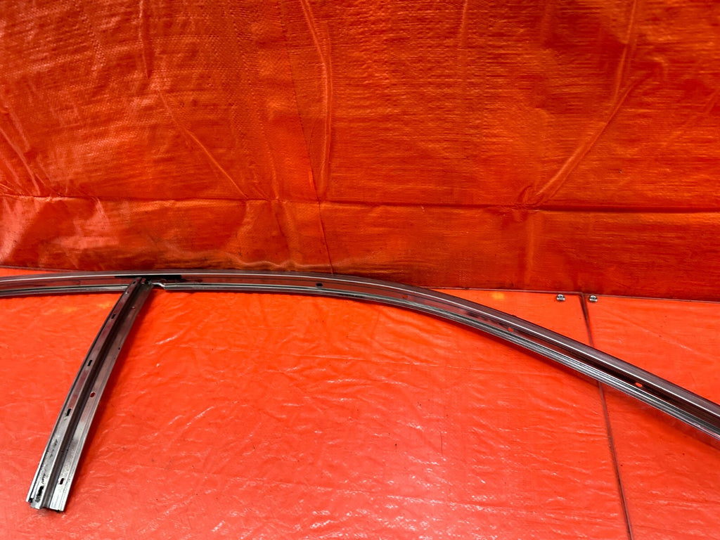 98 01 ACURA INTEGRA SEDAN   PASSENGER RIGHT GLASS TRIM DRIP AND RETAINER OEM 2293
