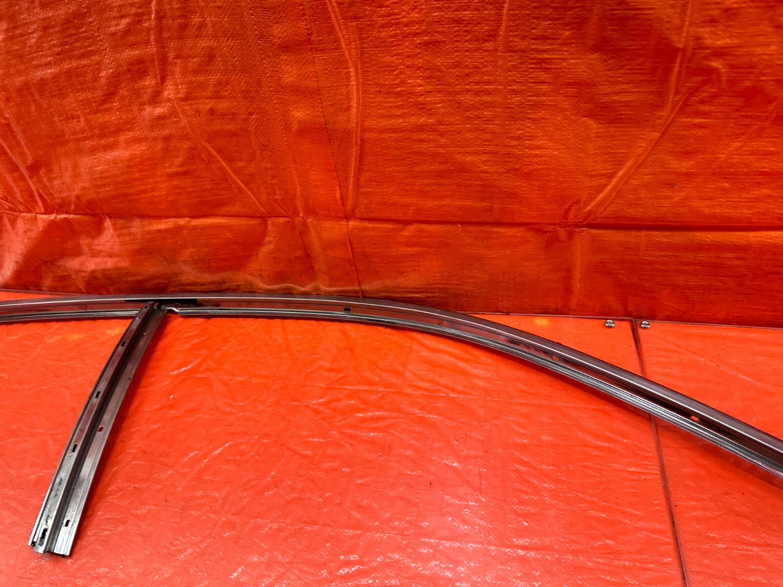 98 01 ACURA INTEGRA SEDAN   PASSENGER RIGHT GLASS TRIM DRIP AND RETAINER OEM 2293