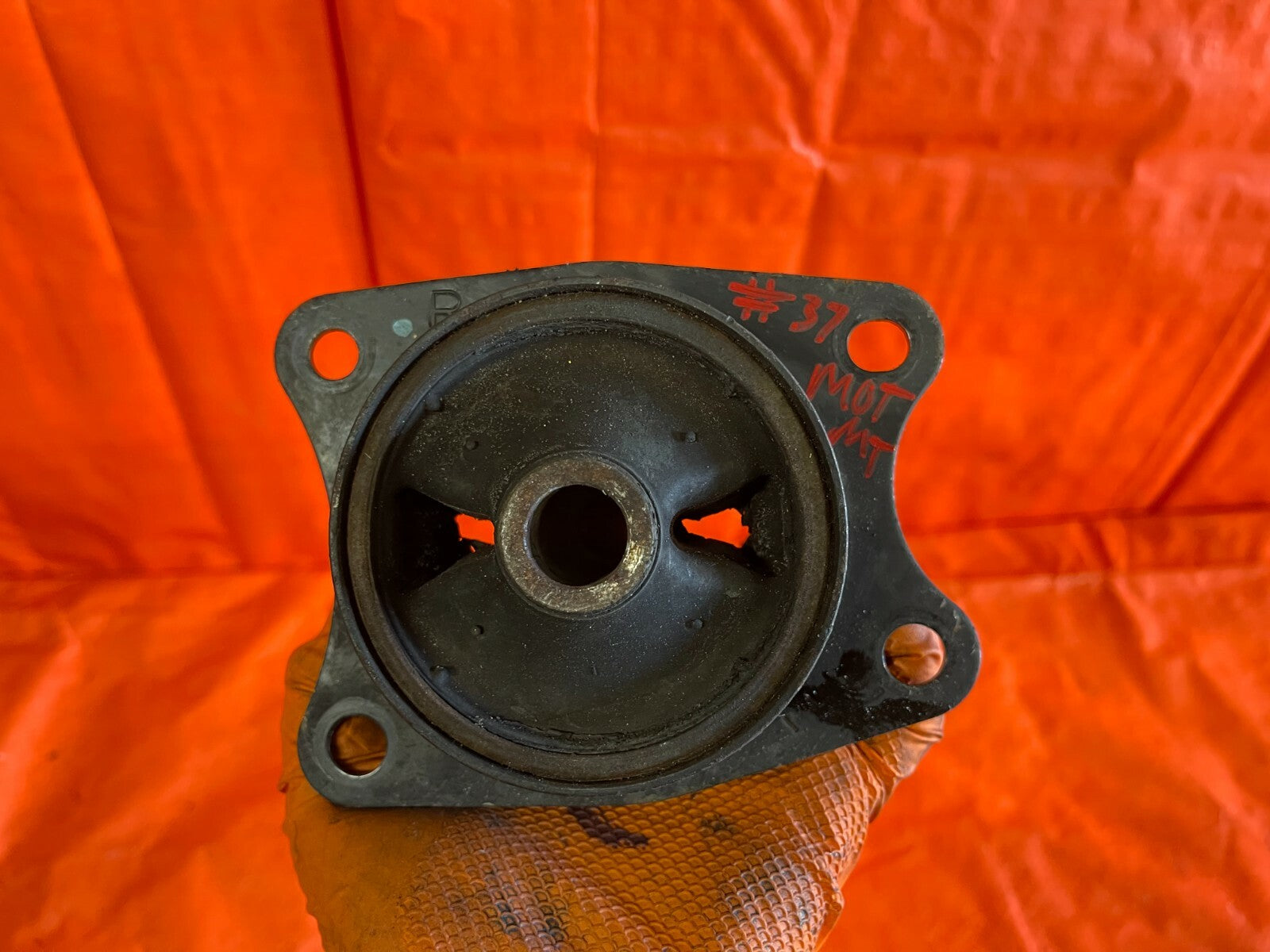 00 09 HONDA S2000   PASSENGER RIGHT DIFFERENTIL RUBBER MOUNT   OEM FACTORY #370