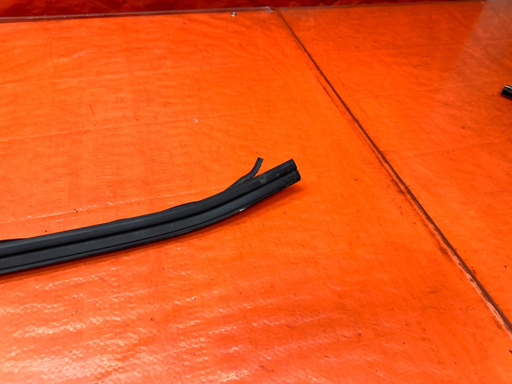 94-01 ACURA INTEGRA 4D SEDAN RIGHT PASSENGER WINDSHIELD WEATHERSTRIP OEM #3404