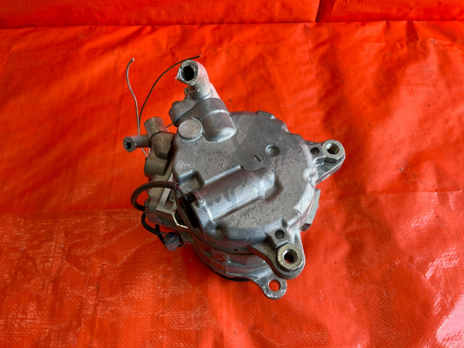 16 18 BMW 320i   HVAC AIR CONDITIONING AC COMPRESSOR   PART # 64 52 9 330 825 5