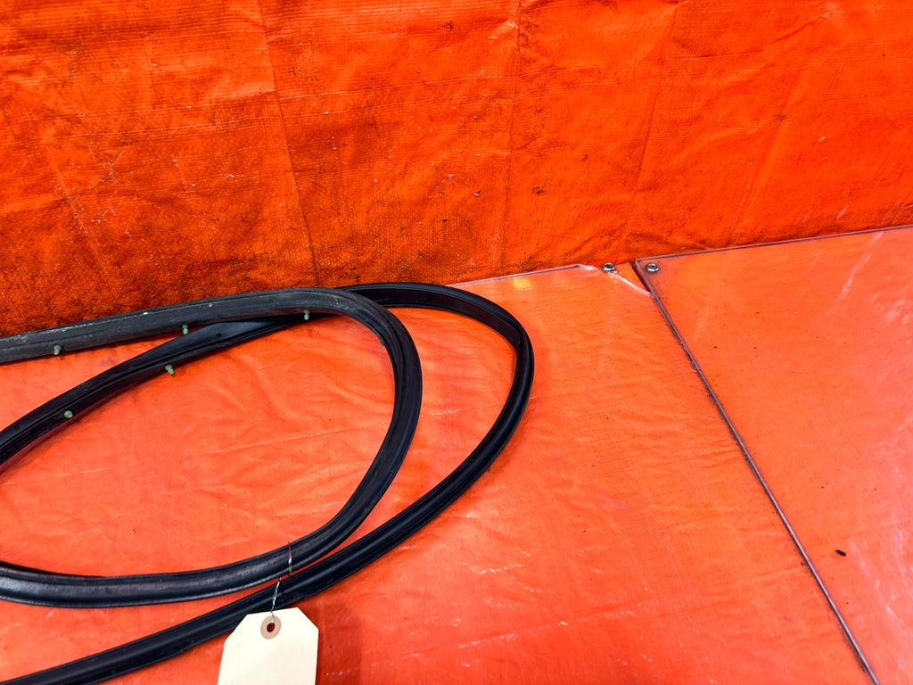 90 91 HONDA CIVIC HATCHBACK   RIGHT FRONT   DOOR WEATHER STRIP   OEM 3271
