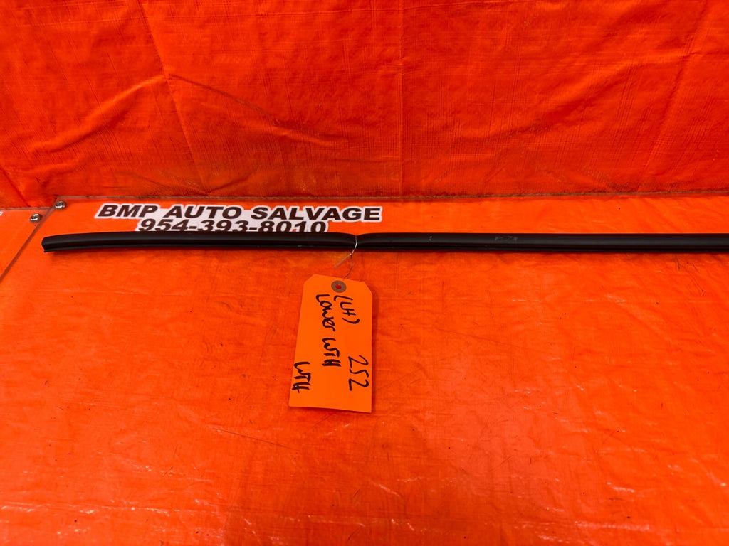 97 01 HONDA PRELUDE   DRIVER LEFT LOWER DOOR WEATHER STRIP SEAL   OEM #2526