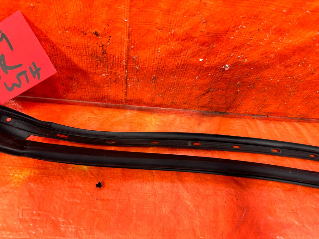 03 05 LANCER EVOLUTION EVO VIII IX 8 9   LEFT REAR DOOR WEATHER STRIP OEM EV93