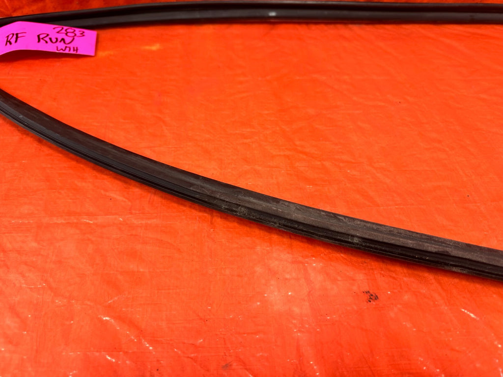 08 14 SUBARU IMPREZA WRX WAGON   PASSENGER RIGHT FRONT WINDOW GLASS RUN CHANNEL6