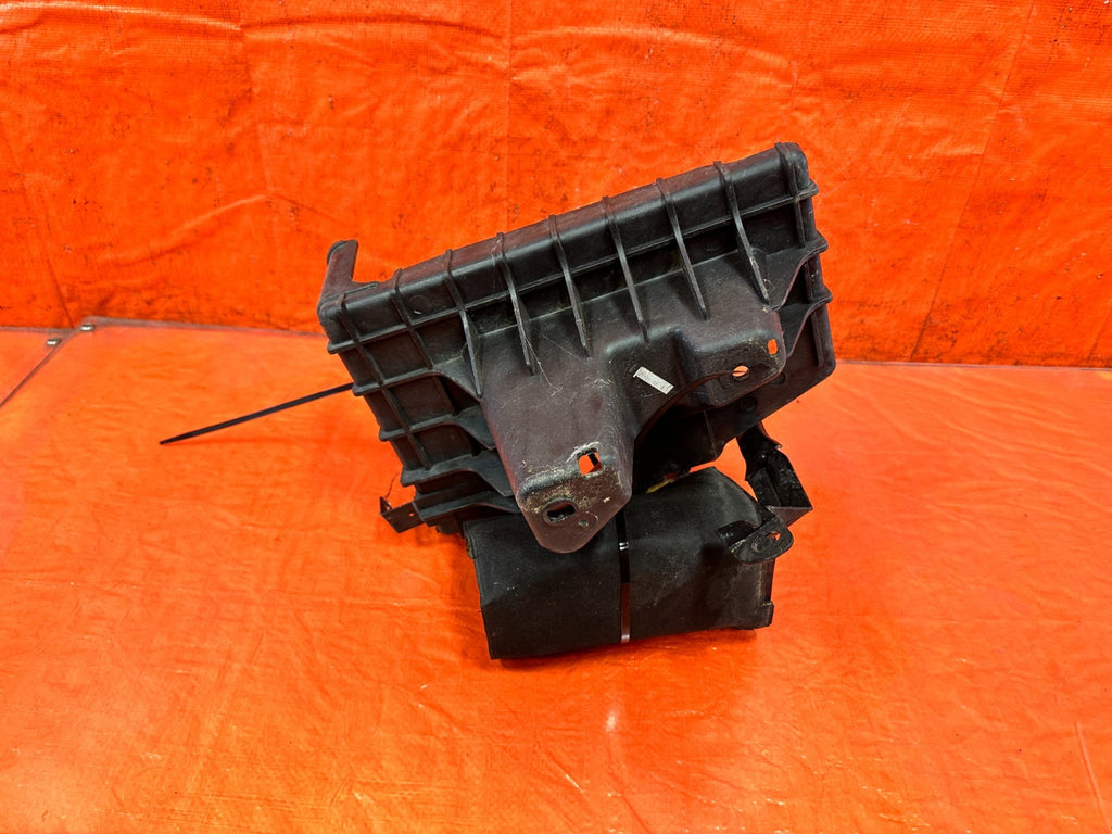 10 16 HYUNDAI GENESIS COUPE 3.8L BATTERY TRAY MOUNTING BRACKET W/ COVER OEM #3252