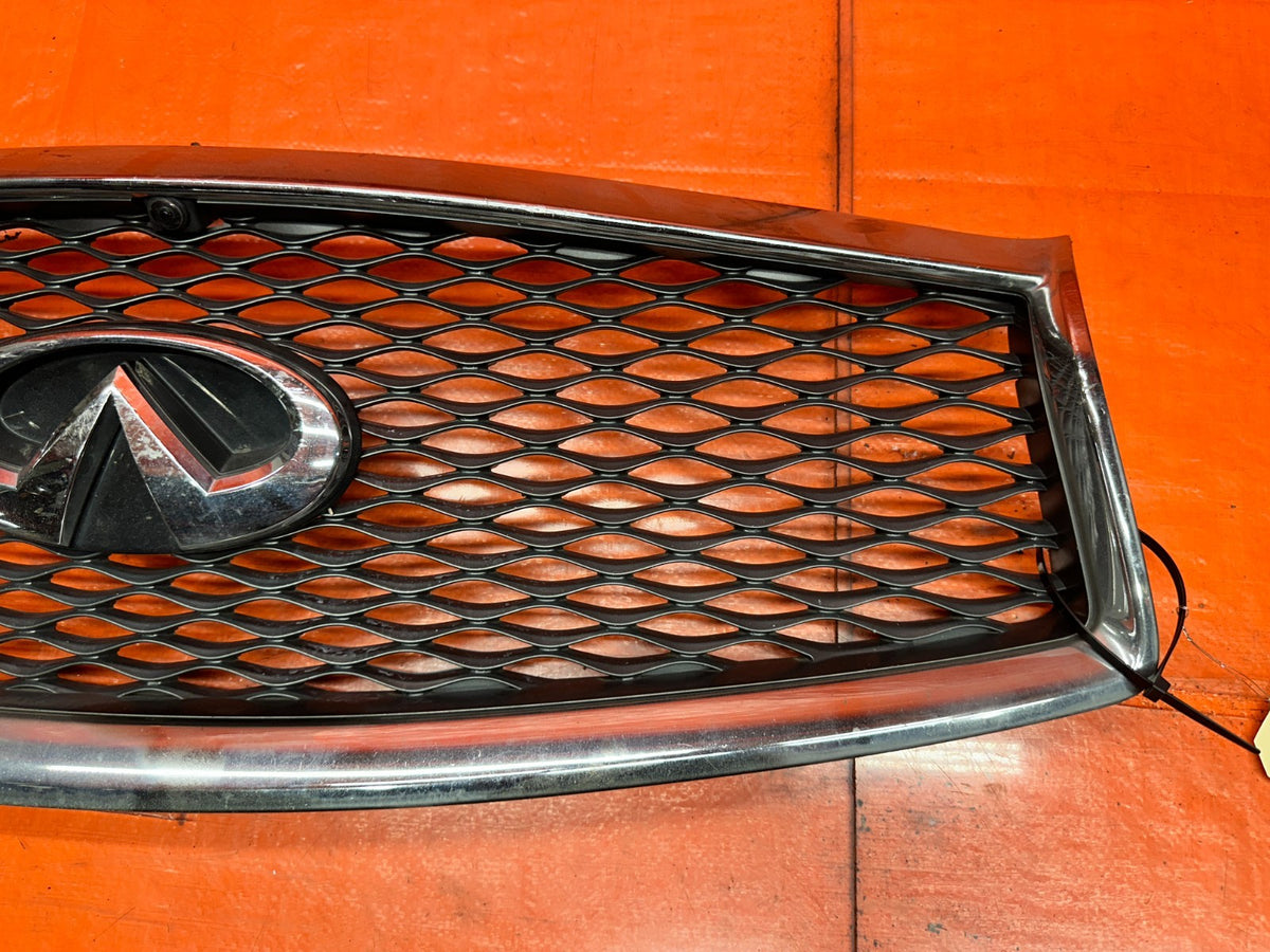 14-15 INFINITI Q50 3.7L AWD FRONT BUMPER RADIATOR GRILLE W/ FRONT CAMERA OEM 3455