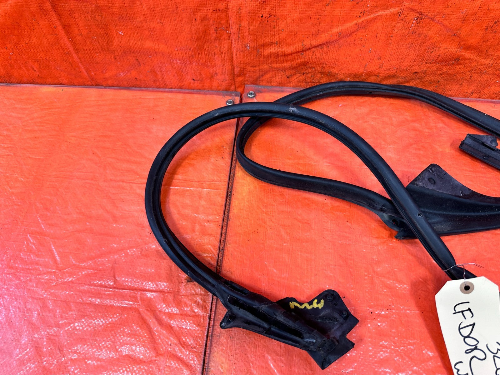 10 16 HYUNDAI GENESIS COUPE LEFT LOWER DOOR WEATHER STRIP RUBBER SEAL 3266