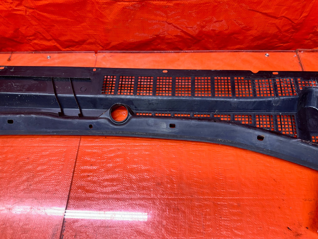 92 96 HONDA PRELUDE FRONT WINDSHIELD WIPER COWL OEM #33210