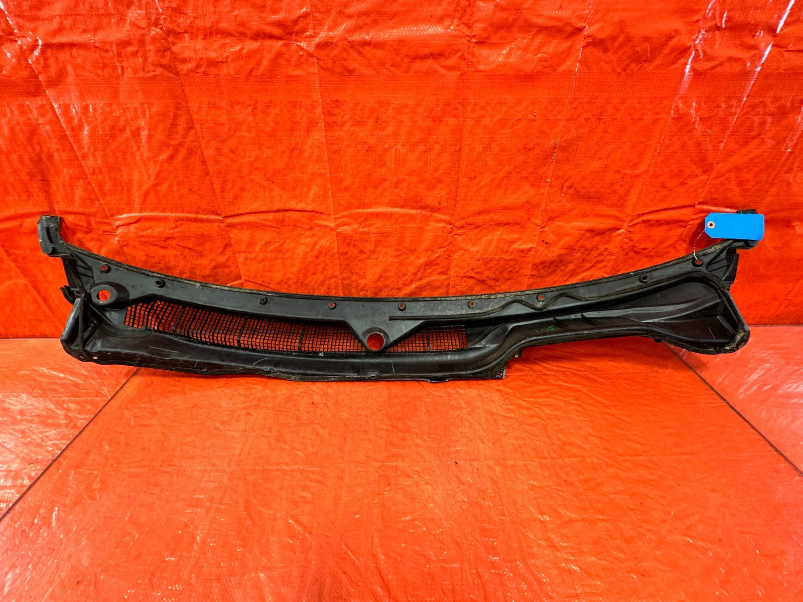 97 01 HONDA CR V   WINDSHIELD WIPER COWL TRIM PLASTIC   OEM FACTORY OE #3017