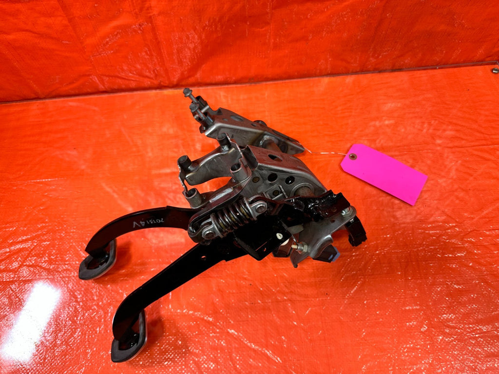 15 21 SUBARU WRX & STI   PEDAL SET   BRAKE & CLUTCH PEDALS   OEM 2668