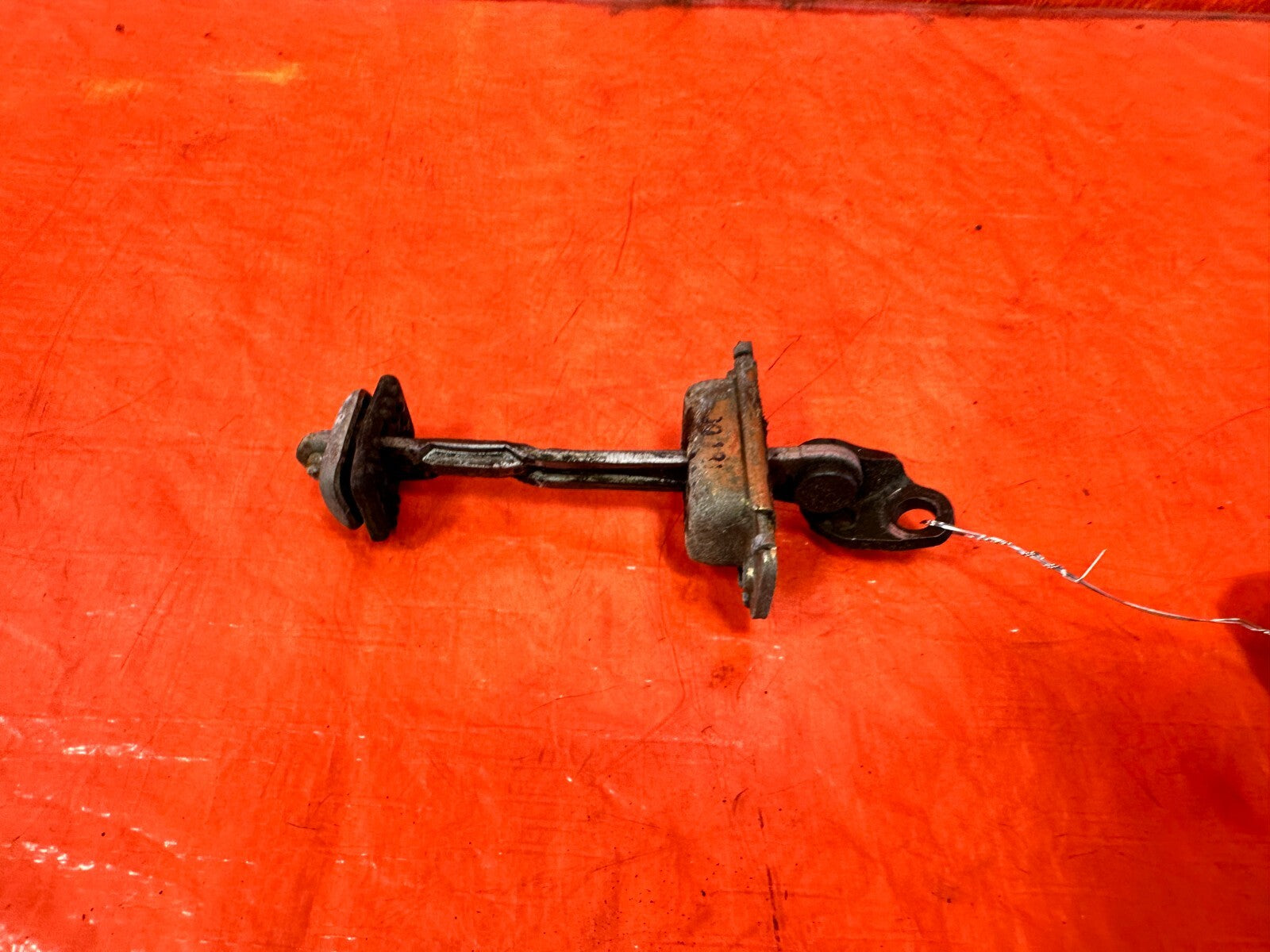 96 00 HONDA CIVIC SEDAN PASSENGER RIGHT FRONT DOOR CHECKER HINGE ARM   OEM #2971