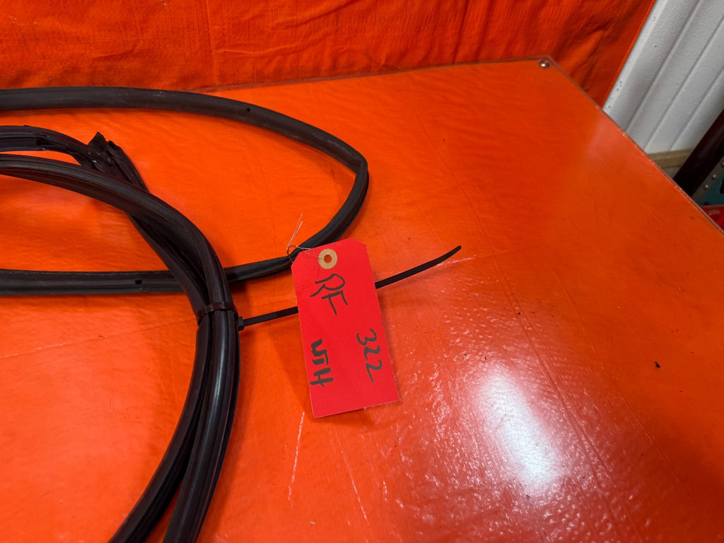 04 08 ACURA TSX   RIGHT FRONT   WEATHER STRIP & RUN CHANNEL OEM 3221