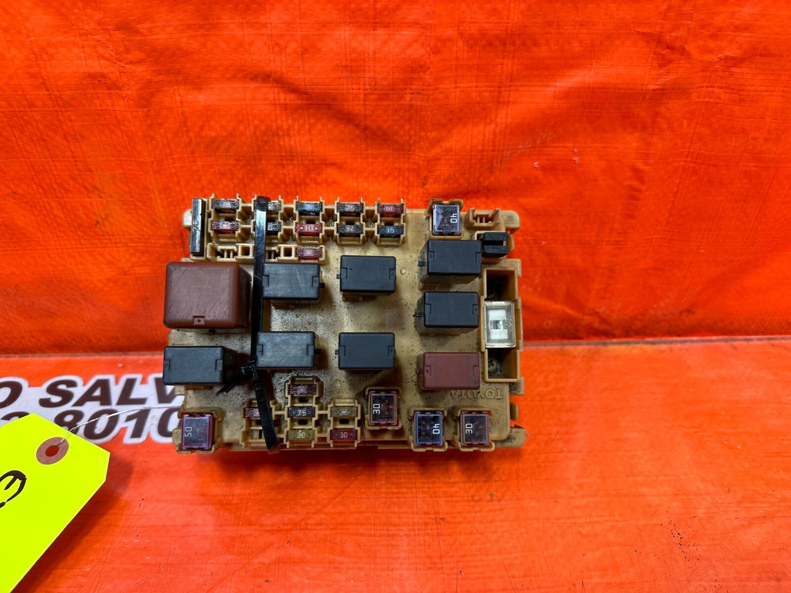 00 02 TOYOTA CELICA   EXTERIOR UNDER THE HOOD ENGINE BAY FUSE BOX   OEM #2504