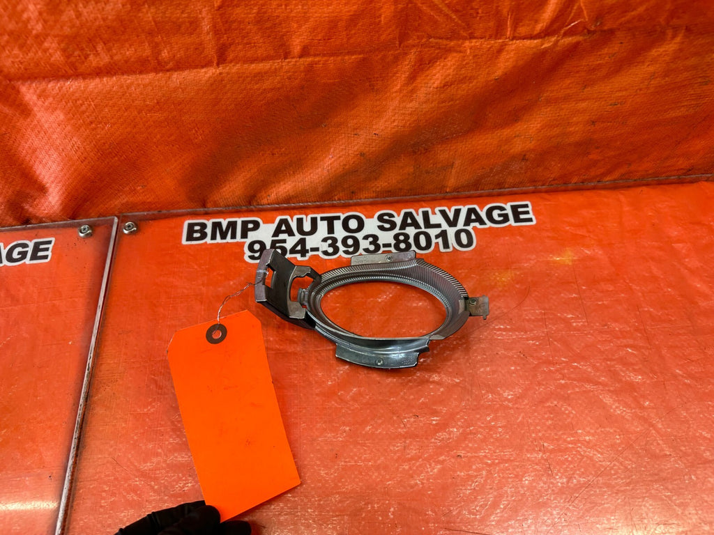07 09 LEXUS ES350   DRIVER LEFT FOG LIGHT FOG LAMP TRIM PLASTIC INSERT   OEM 2449