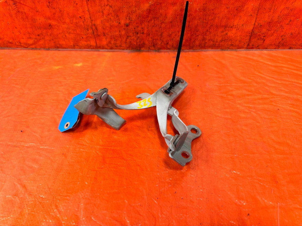 13 16 HYUNDAI GENESIS COUPE   LEFT & RIGHT HOOD HINGES   OEM 3263