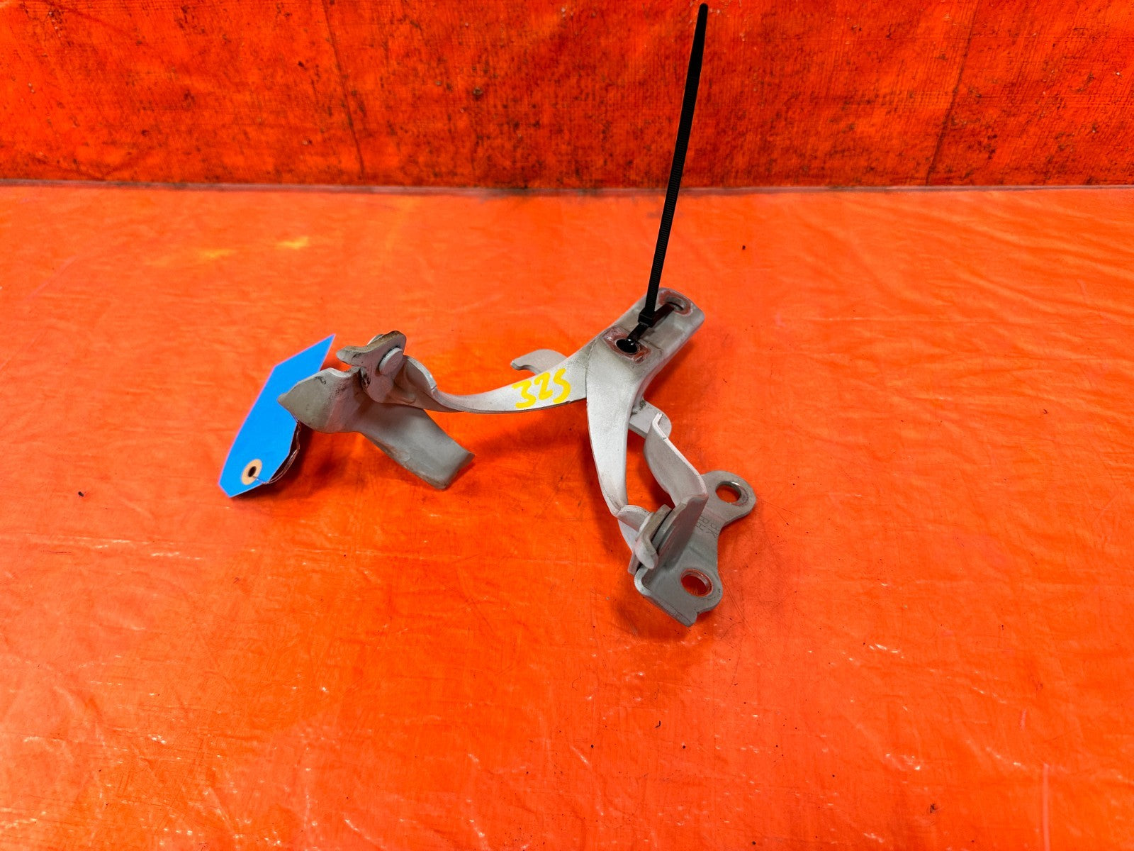13 16 HYUNDAI GENESIS COUPE   LEFT & RIGHT HOOD HINGES   OEM 3263