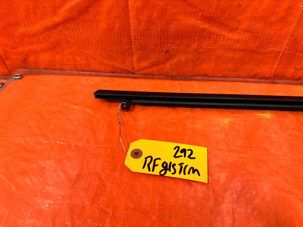 13 20 SUBARU BRZ   PASSENGER RIGHT DRIP RETAINER WINDOW GLASS TRIM   OEM #2921