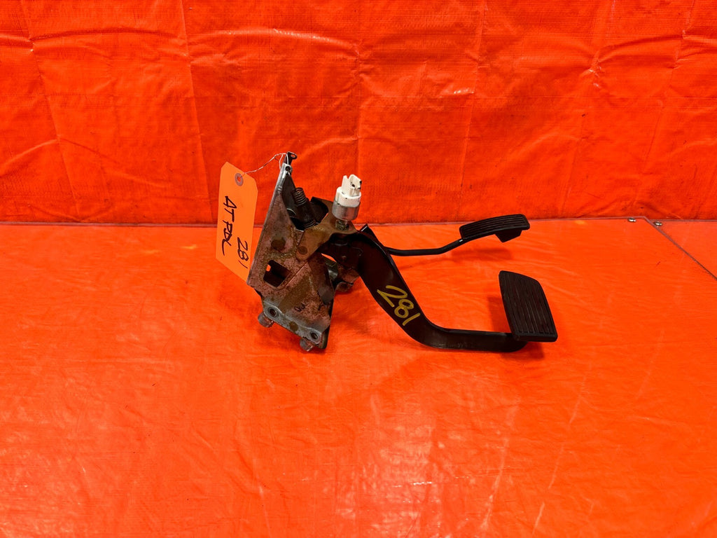 94 01 ACURA INTEGRA   AUTOMATIC TRANSMISSION MODEL   GAS AND BRAKE PEDAL OEM 2819