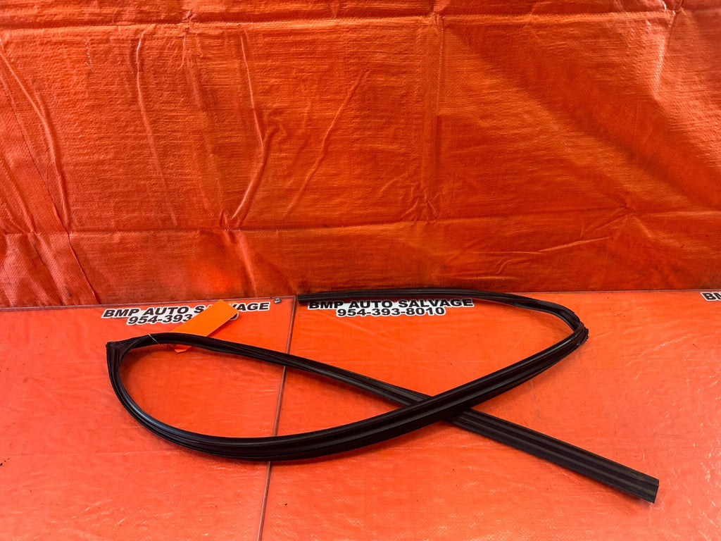 07 12 LEXUS ES350   PASSENGER RIGHT FRONT WINDOW GLASS RUN CHANNEL   OEM #24410