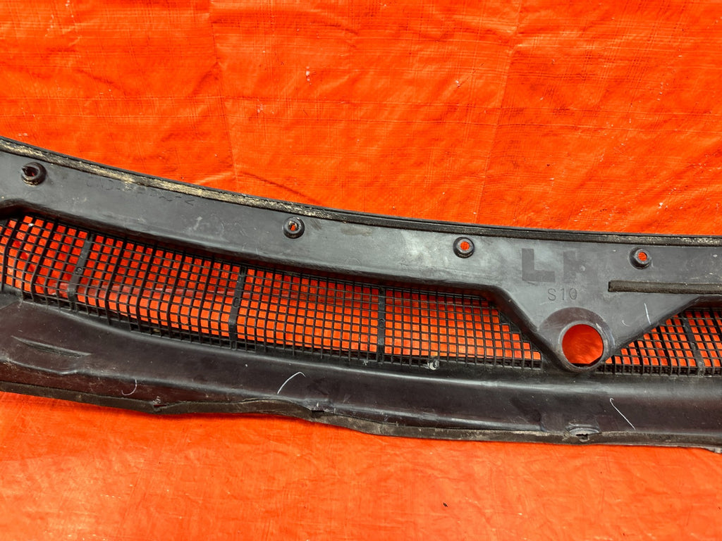 97 01 HONDA CR V   WINDSHIELD WIPER COWL TRIM PLASTIC   OEM FACTORY OE #30111