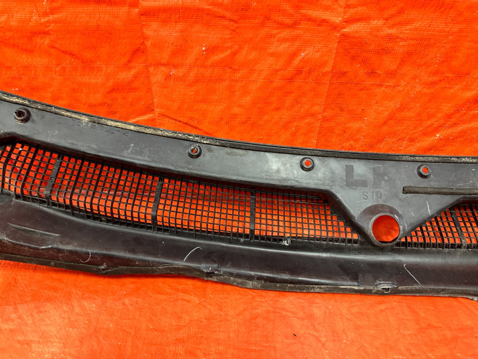 97 01 HONDA CR V   WINDSHIELD WIPER COWL TRIM PLASTIC   OEM FACTORY OE #30111