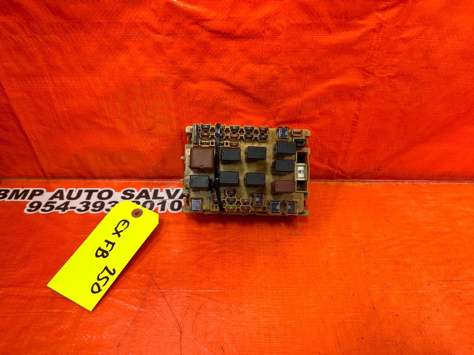 00 02 TOYOTA CELICA   EXTERIOR UNDER THE HOOD ENGINE BAY FUSE BOX   OEM #2500