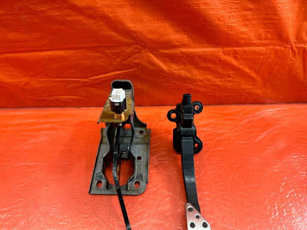 08 15 LANCER EVOLUTION X EVO 10   MR   AUTOMATIC GAS & BRAKE PEDALS   OEM #2178