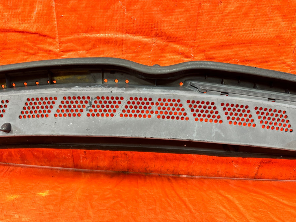 06 11 CIVIC 4D SEDAN   CENTER WINDSHIELD WIPER COWL TRIM PLASTIC OE OEM FLAW 3003