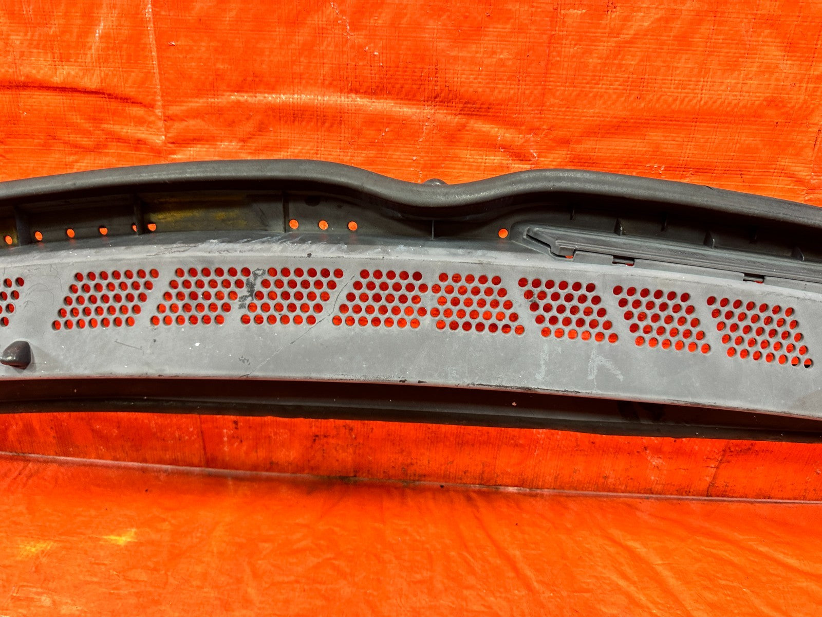 06 11 CIVIC 4D SEDAN   CENTER WINDSHIELD WIPER COWL TRIM PLASTIC OE OEM FLAW 3003