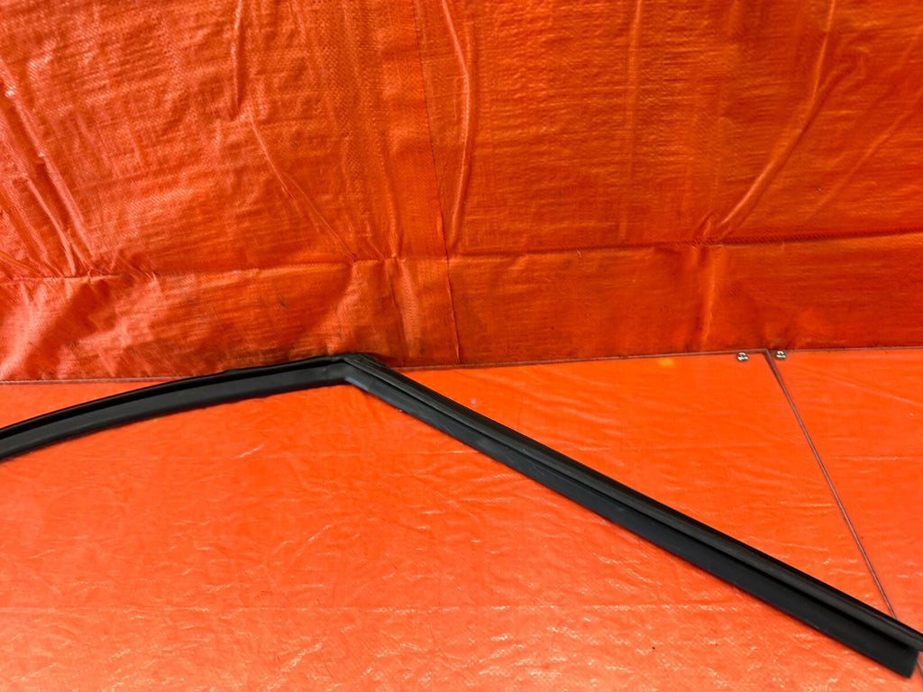 14 21 INFINITI Q50   PASSENGER RIGHT FRONT WINDOW GLASS RUN CHANNEL   OEM #24210