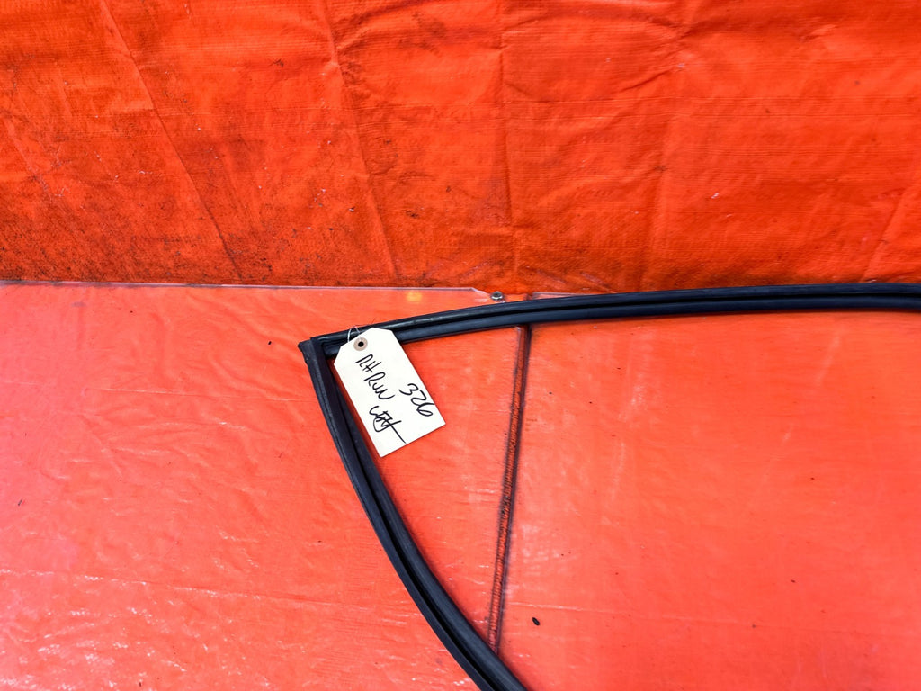 90 91 HONDA CIVIC HATCHBACK   RIGHT DOOR WINDOW GLASS SUB SEAL   OEM 3277