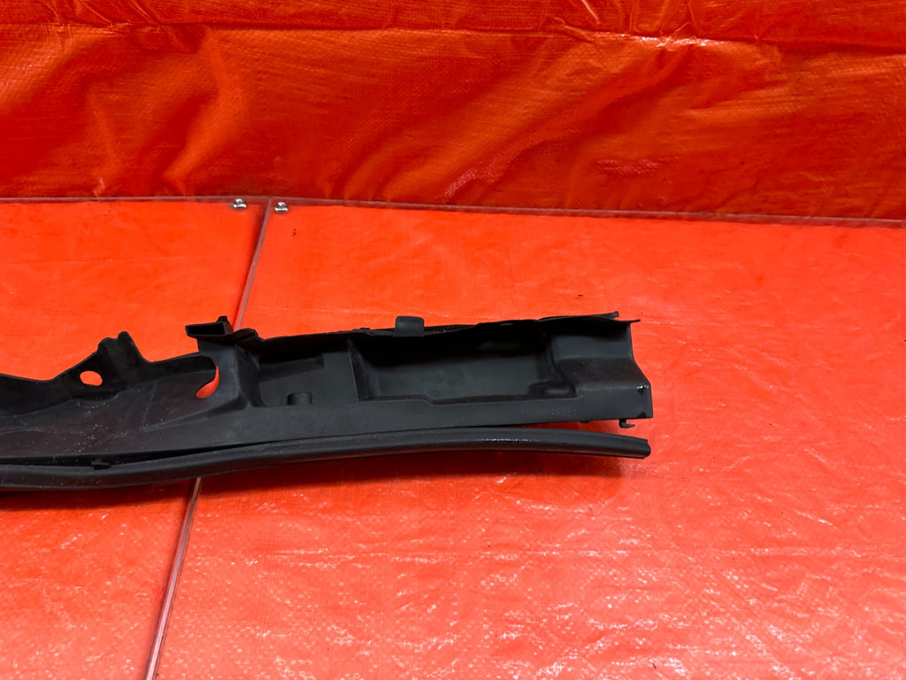 07 13 INFINITI G35 G37 SEDAN   RUBBER FENDER TRIM HOOD SEAL   LEFT   OEM #1924