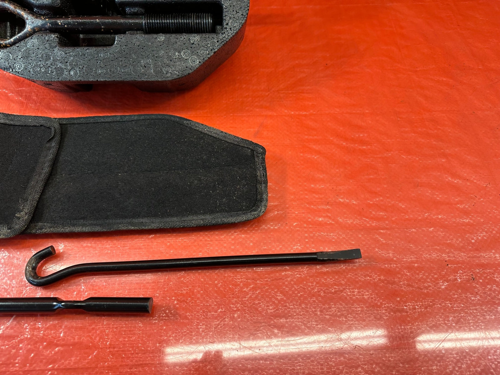 13 16 HYUNDAI GENESIS COUPE   SPARE TIRE TOOL KIT W/ SCISSOR JACK & ALL OEM #2194