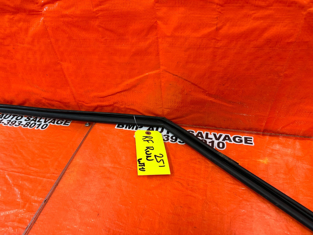 08 12 HONDA ACCORD SEDAN   RIGHT FRONT WINDOW GLASS RUN CHANNEL OEM #2512