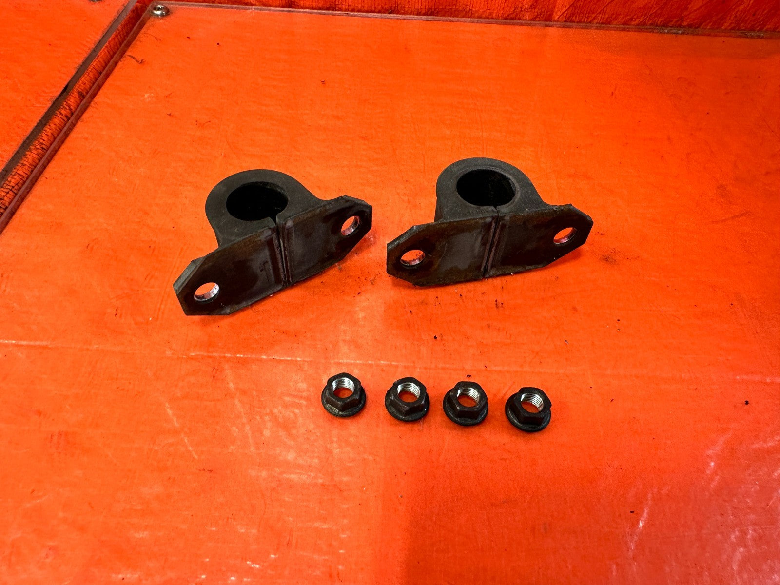 07 11 MAZDA RX8 RX 8   LEFT & RIGHT FRONT SWAY BAR BRACKETS   OEM #3032