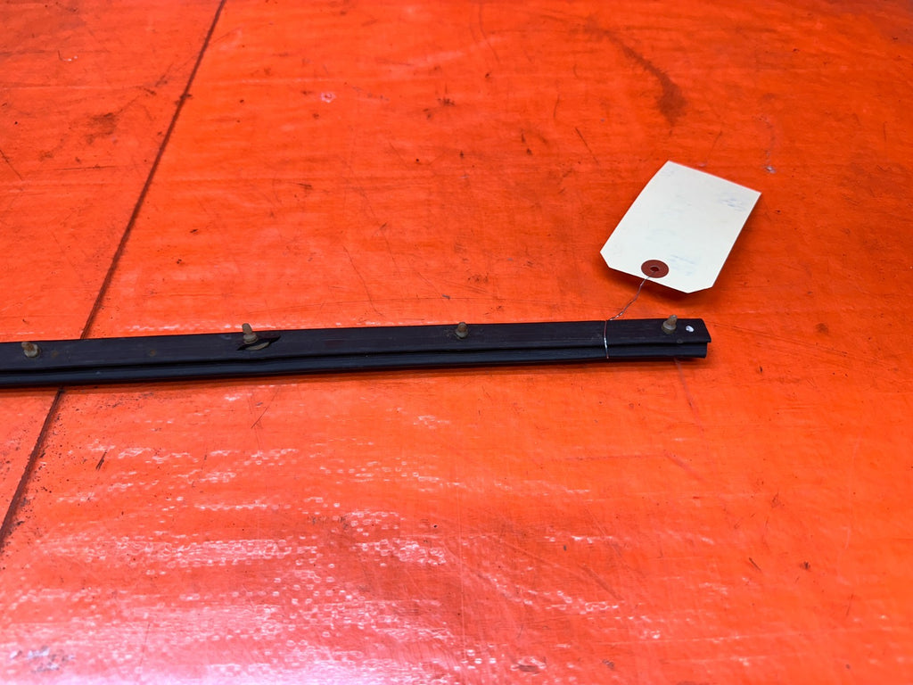 92 96 HONDA PRELUDE RIGHT FRONT LOWER DOOR WEATHERSTRIP OEM #3328