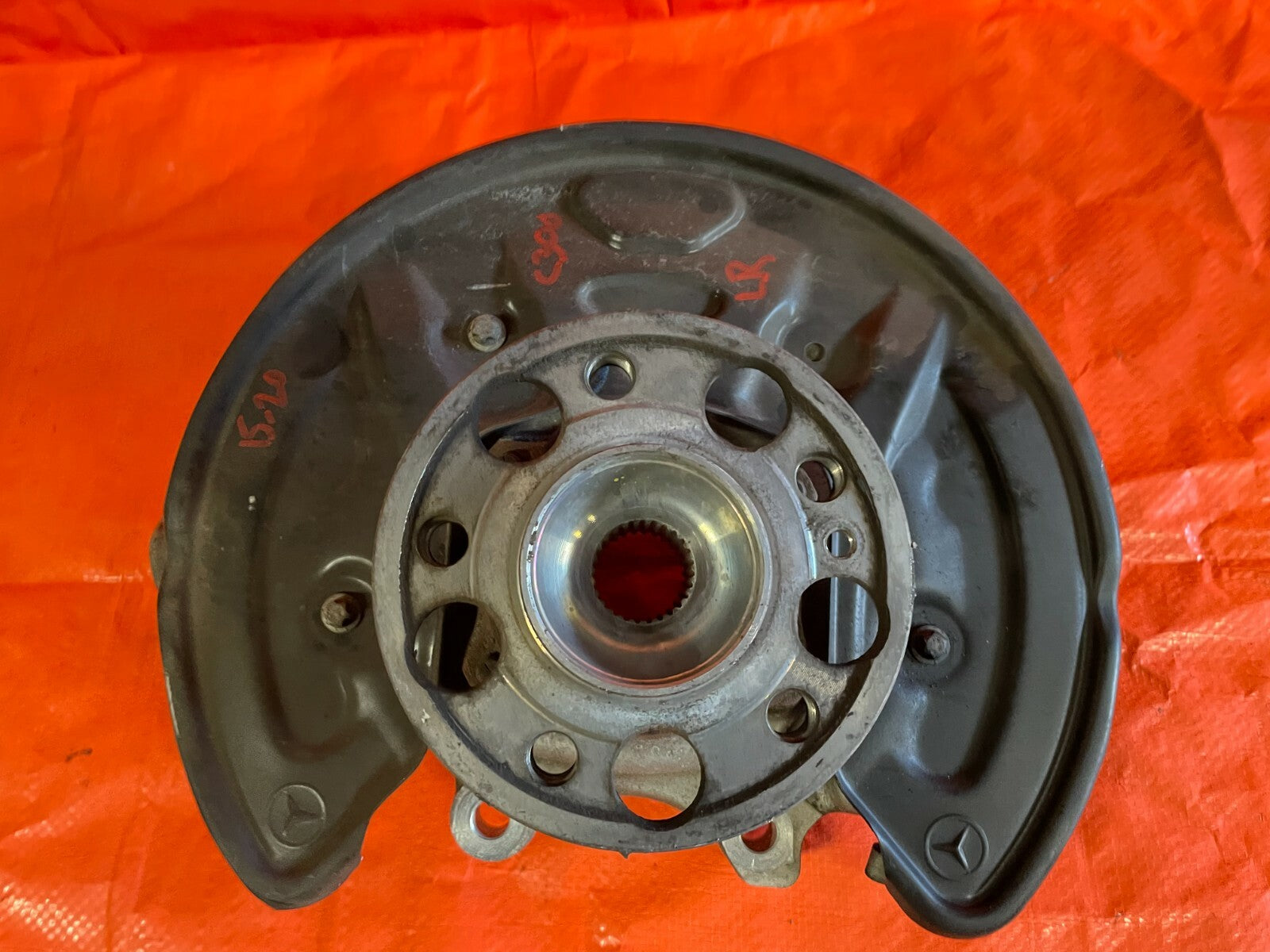 15 20 MERCEDES BENZ C300 W205 4MATIC   DRIVER LEFT REAR SPINDLE KNUCKLE HUB OEM3