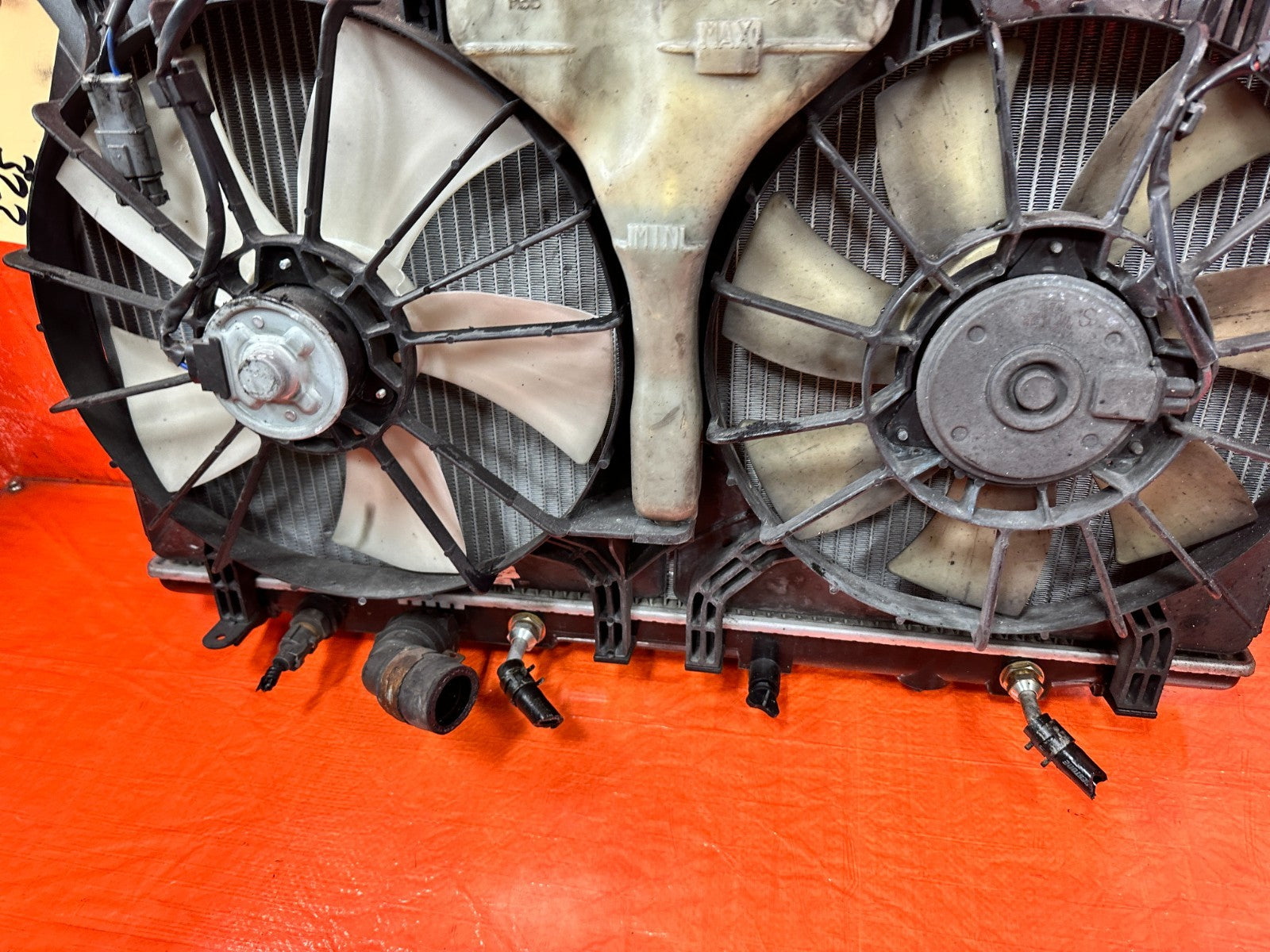 04 05 ACURA TSX   AUTOMATIC RADIATOR WITH BOTH COOLING FANS AND TANK OEM #3228