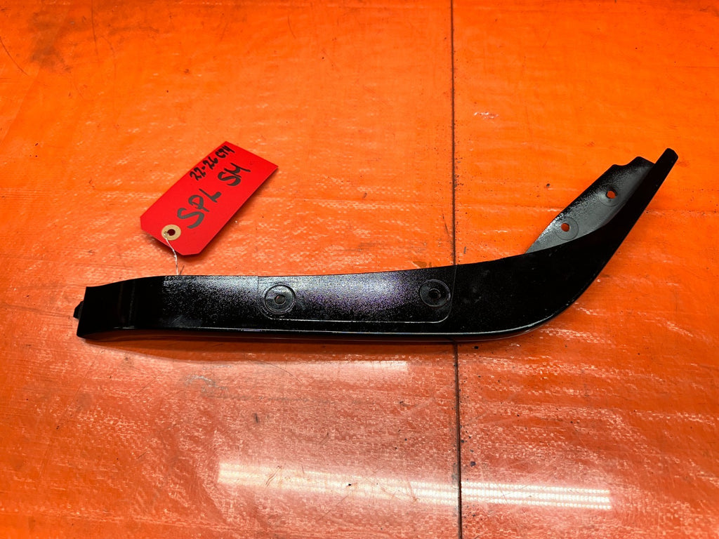 22 26 CADILLAC CT4 BLACKWING   PASSENGER RIGHT LOWER DEFLECTOR FASCIA 8459090410