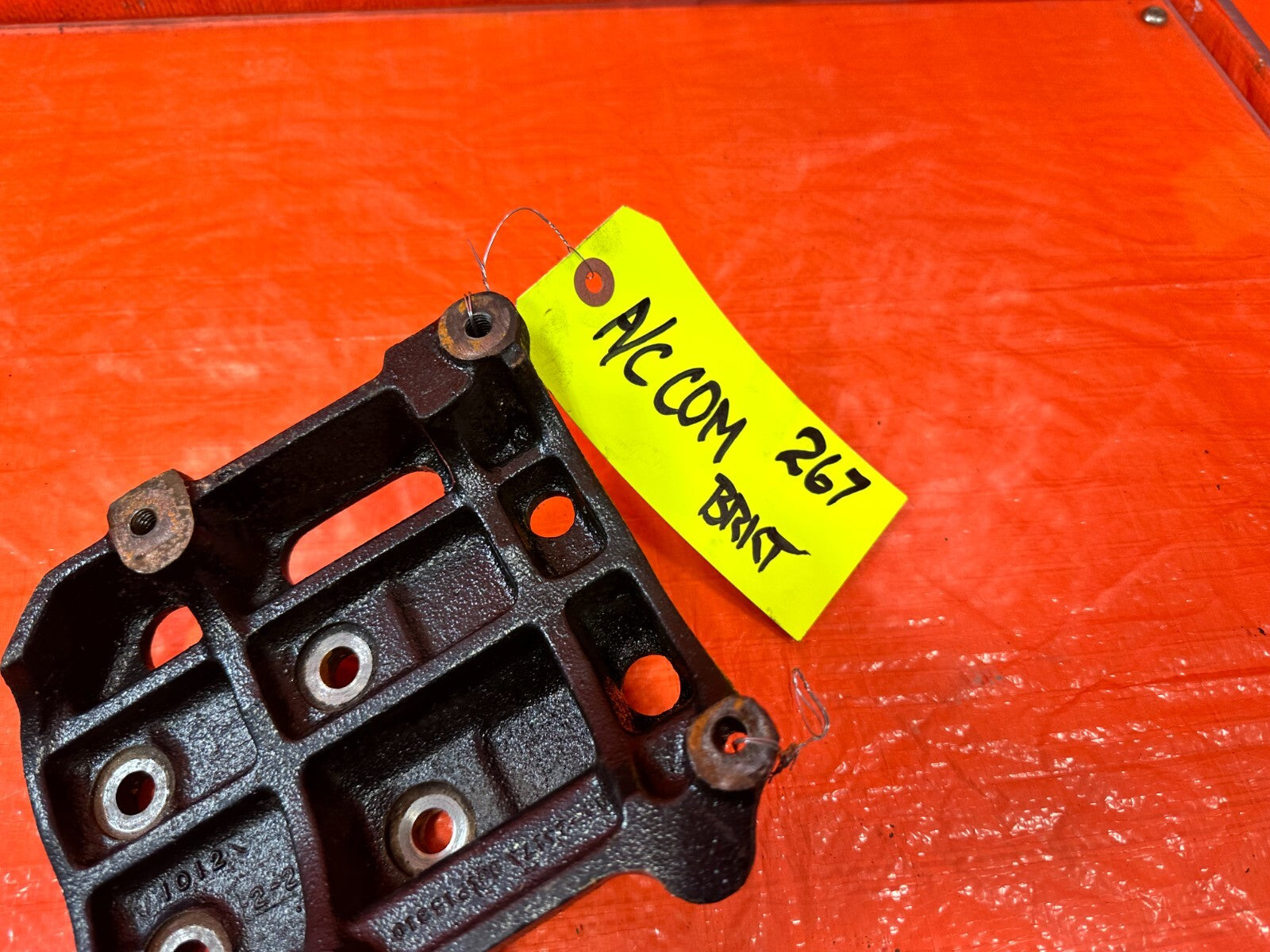 90 93 MAZDA MX 5 MIATA   AIR CONDITIONING AC COMPRESSOR PUMP BRACKET   OEM #2675