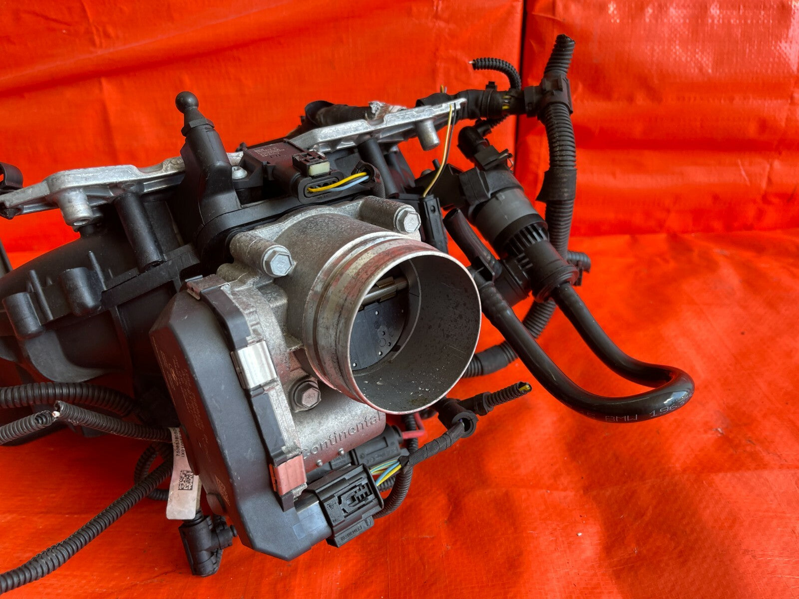13 18 BMW 320i   BASE   2.0L TURBO   INTAKE MANIFOLD W/ THROTTLE BODY & SENSORS2