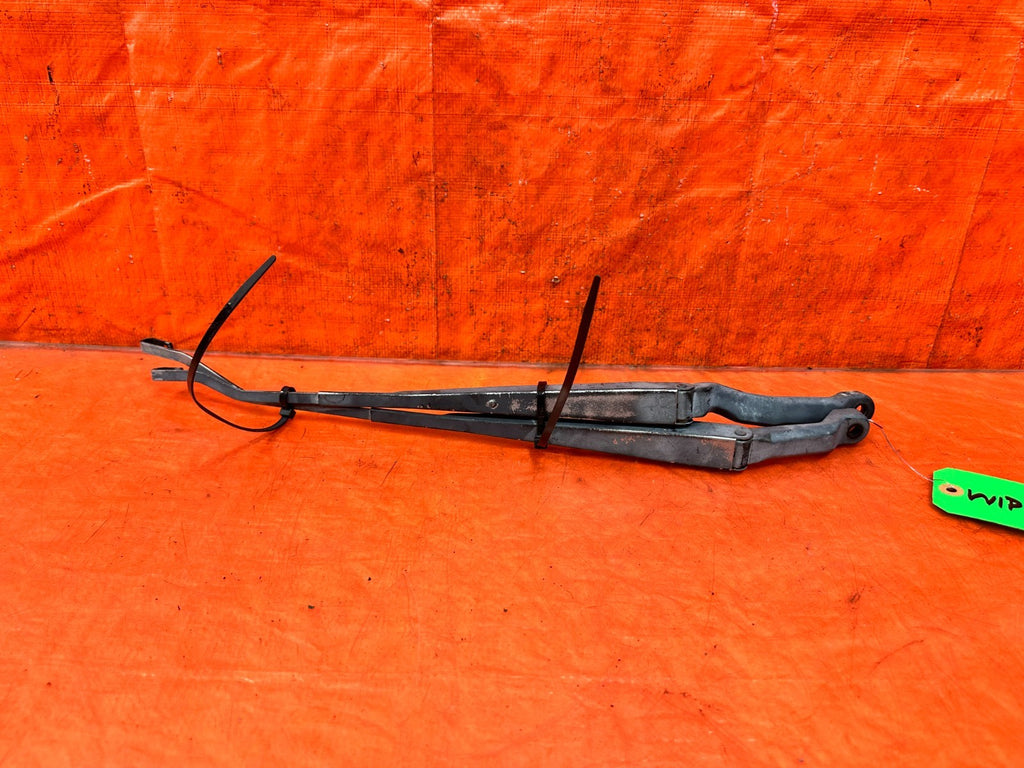 90 91 HONDA CIVIC HATCHBACK   LEFT & RIGHT WINDSHIELD WIPER ARMS   OEM 3171