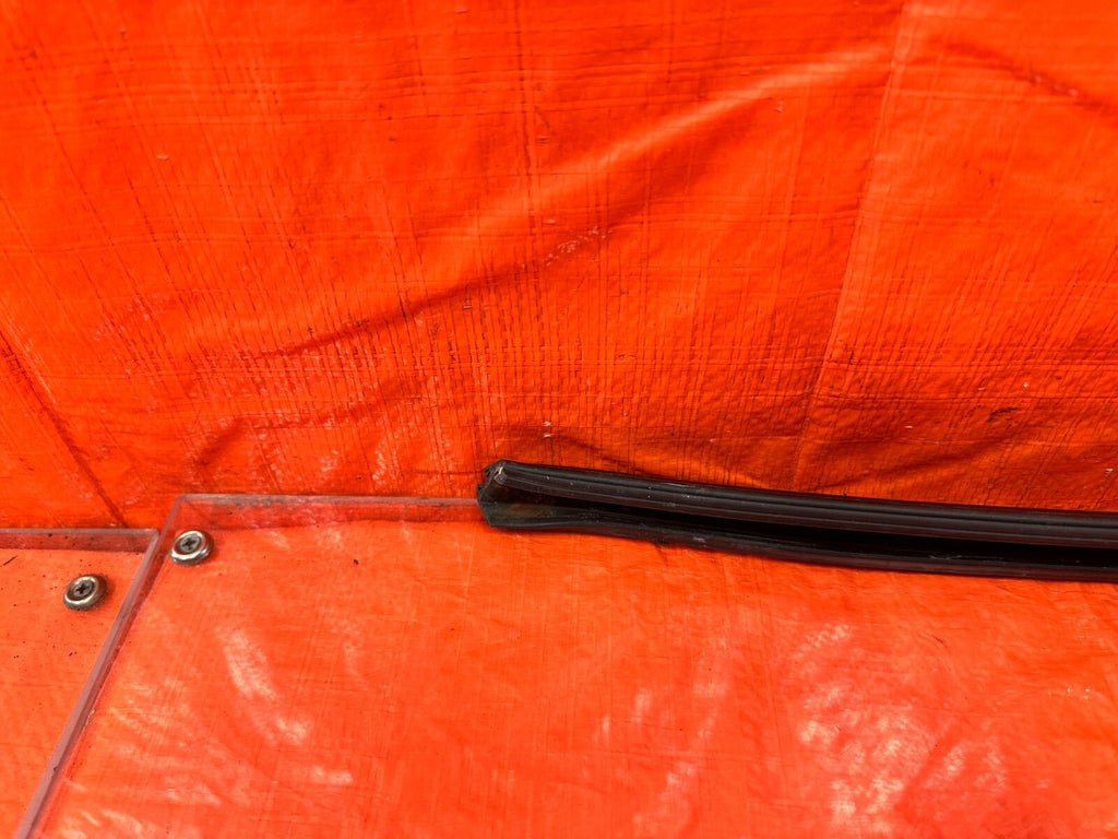 96 00 HONDA CIVIC   COUPE & HATCH   PASSENGER RIGHT DOOR GLASS SUB SEAL OEM #2878