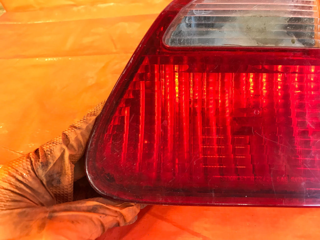OEM 1999 2000 HONDA CIVIC 4 DOOR SEDAN PASSENGER RIGHT INNER TAIL LIGHT TRUNK RH2