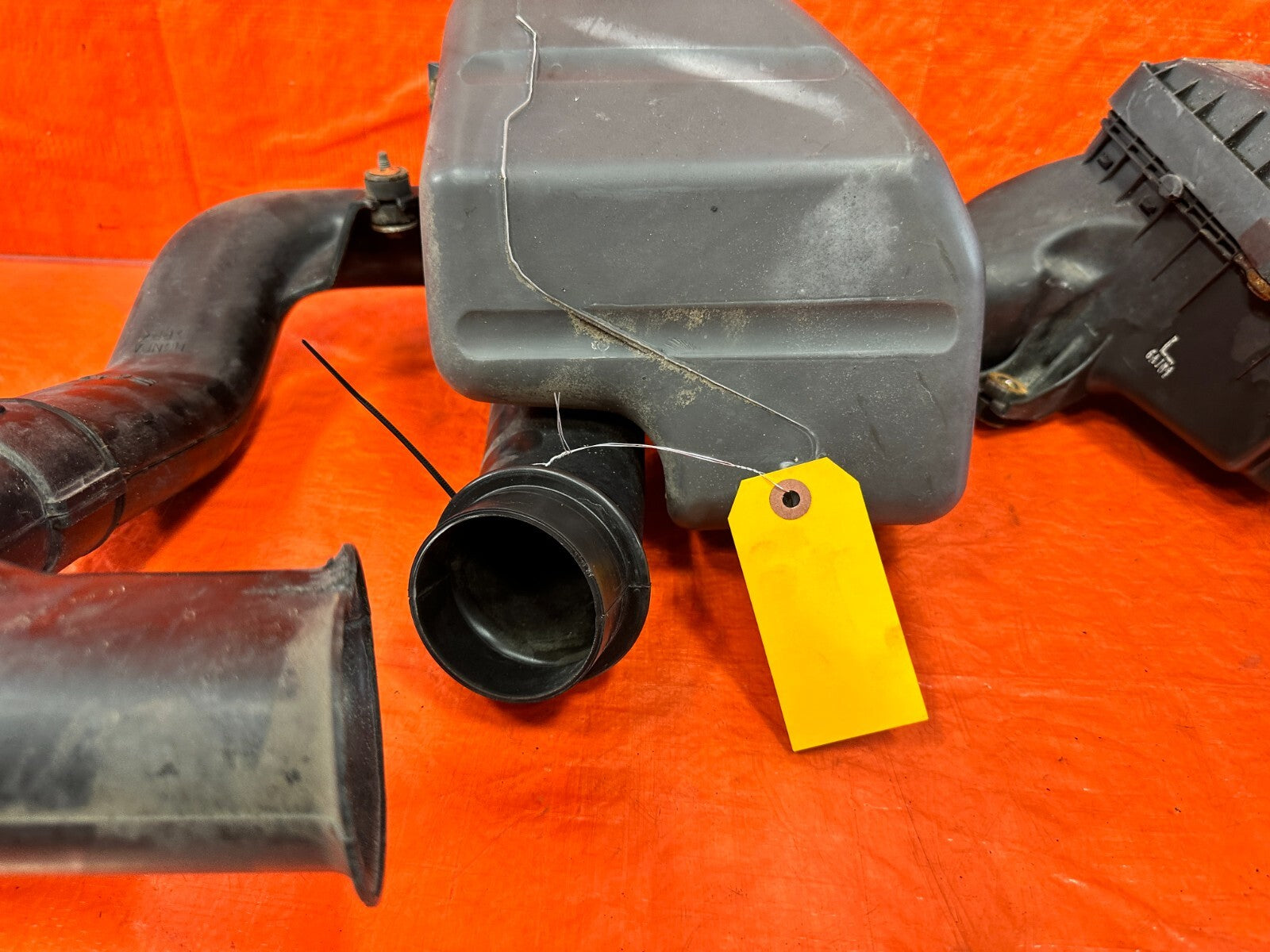 96 97 HONDA DEL SOL   D16Y8 FACTORY INTAKE AIR BOX W/ RESONATOR AND ARM OEM #29514