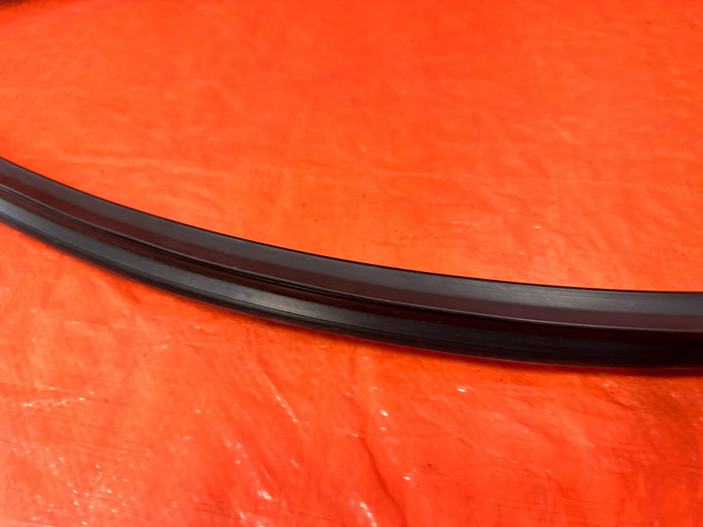 04 08 ACURA TSX   PASSENGER RIGHT FRONT WINDOW GLASS RUN CHANNEL   OEM #2918