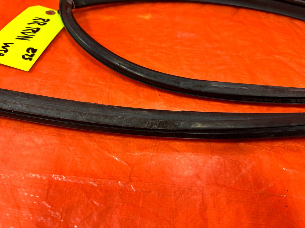 04 08 ACURA TSX   PASSENGER RIGHT REAR WINDOW GLASS RUN CHANNEL   OEM #2752