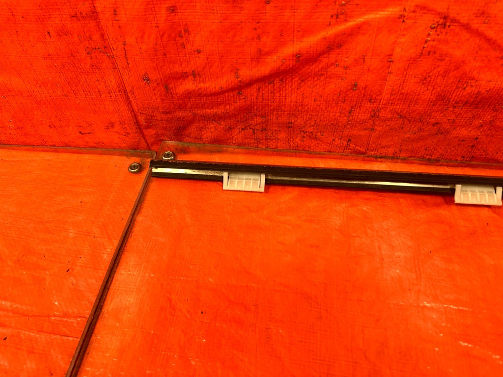 02 05 HONDA CIVIC SI EP3 HATCH   RIGHT FRONT EXTERIOR WINDOW GLASS TRIM OEM #2135